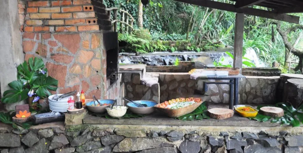 Espaço com Churrasqueira e Fogão a Lenha